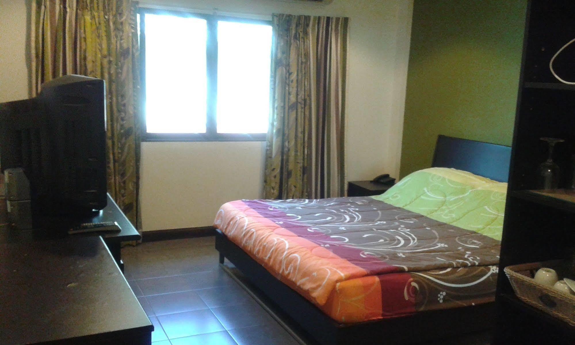 Baan Dok Mai Apartment